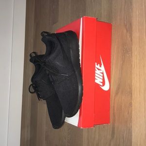 WOMENS NIKE ROSHE ONE size 8